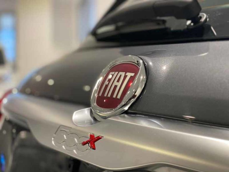 Dettaglio finale: logo Fiat 500X riconsegnato come nuovo