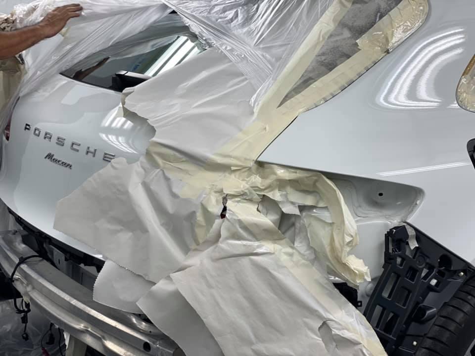Porsche Macan in fase di preparazione in carrozzeria