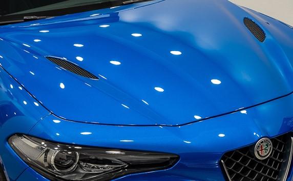 Cofano Alfa Romeo con finitura specchio dopo Car Detailing